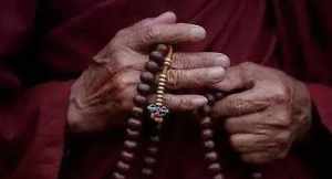 很多学佛者都会使用念珠，如何正确的使用念珠呢 念佛法