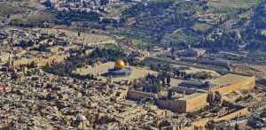世界四大圣城中耶路撒冷、麦加、雅典都有世人熟知朝圣的地标，洛阳有这样的地方吗 中东地区的人种主要是______色人，大多数民族信仰_________教，少数居民信仰_____________教、__________